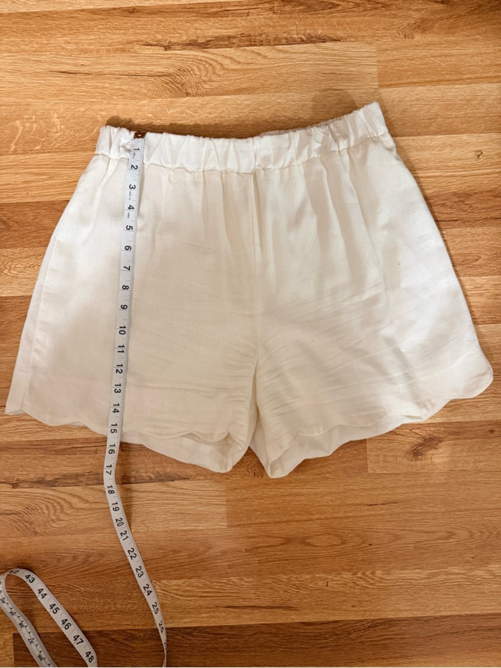 Lightweight White Elastic-Waist & Scalloped Hem Women's Shorts